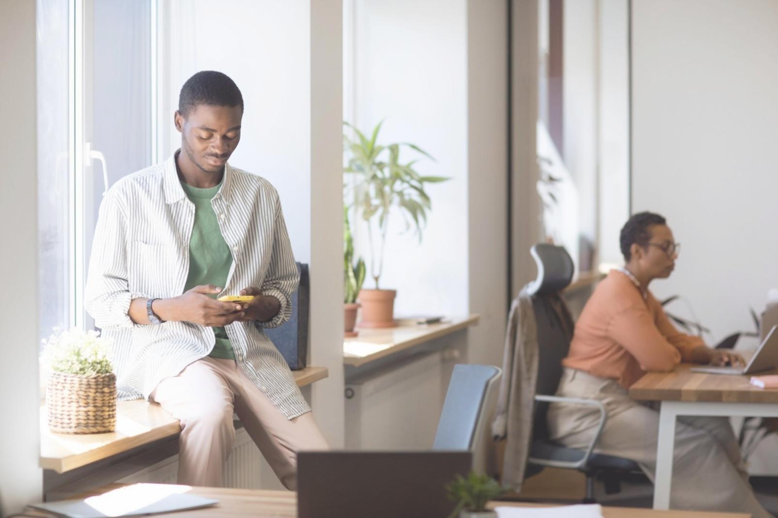 Familie beim gemeinsamen Planen der Finanzen am Küchentisch